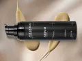 Czarny flakon serum z napisem "SERUM RETINYL". Dookoła rozpływająca się kremowa substancja. Dowiedz się, retinol co to i jak działa.