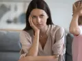 Zmęczona mama zamyślona, podczas gdy jej dziecko 9 lat problemy wychowawcze wywołuje chaos.