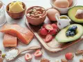 Zdrowe produkty bez węglowodanów: łosoś, awokado, jajka, orzechy, jagody, truskawki i ser. Idealne na keto dietę.