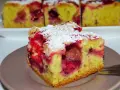 Pyszne ciasto fit z truskawkami, posypane cukrem pudrem, kusi soczystymi owocami i delikatnym biszkoptem. Idealne na deser.