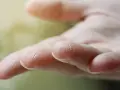 Sucha, pękająca skóra z rak, widoczna na opuszkach palców, wymaga troski i nawilżenia.