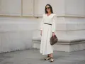 Kobieta w kremowej sukience z falbankowym kołnierzem, czarnym paskiem i panterkową kopertówką. Uosobienie swobodnej elegancji smart casual damski.