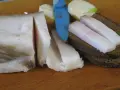 Smalec gęsi na chlebie, cebula i nóż. Pamiętaj o przeciwwskazaniach do spożycia.