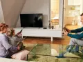 Rodzina wspólnie ogląda bajki. Od kiedy dziecko może oglądać bajki? Odpowiedź: od zawsze, gdy tylko rodzice pozwolą.