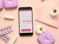 Telefon z kalendarzem, tabletki, tampony i podpaski. Planowanie cyklu, by skrócić okres.