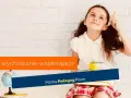 Dziewczynka z pomysłem, symbolizująca skok rozwojowy 9 latka. "Wychowanie wspierające" i "Mama.Pedagog.Pisze." na tle ceglanej ściany.