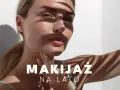 Kobieta z letnim makijażem, cień liści na twarzy. Odkryj makijaż krok po kroku na lato.