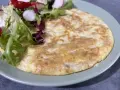 Omlet z sałatką z rzodkiewką. Idealne na lekkie śniadanie, zgodne z zasadami diety SIBO. Przepisy na takie dania są łatwe do znalezienia.