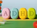 Kolorowe klocki z literami ADHD. Czy ADHD jest dziedziczne? Pytanie, które nurtuje wielu rodziców.
