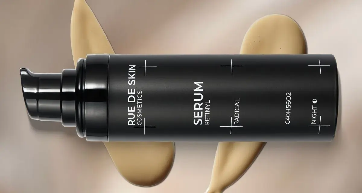 Czarny flakon serum z napisem "SERUM RETINYL". Dookoła rozpływająca się kremowa substancja. Dowiedz się, retinol co to i jak działa.