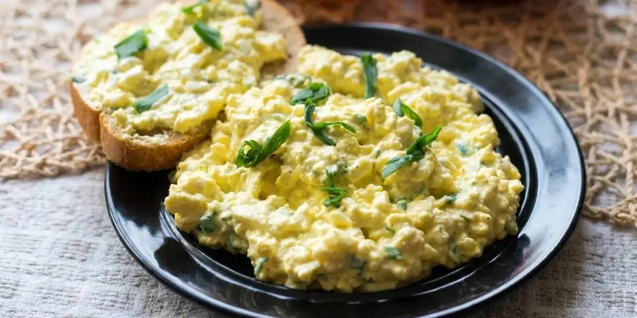 Pyszna pasta jajeczna na kanapce, idealna na śniadanie. Prosty przepis na pastę jajeczną.