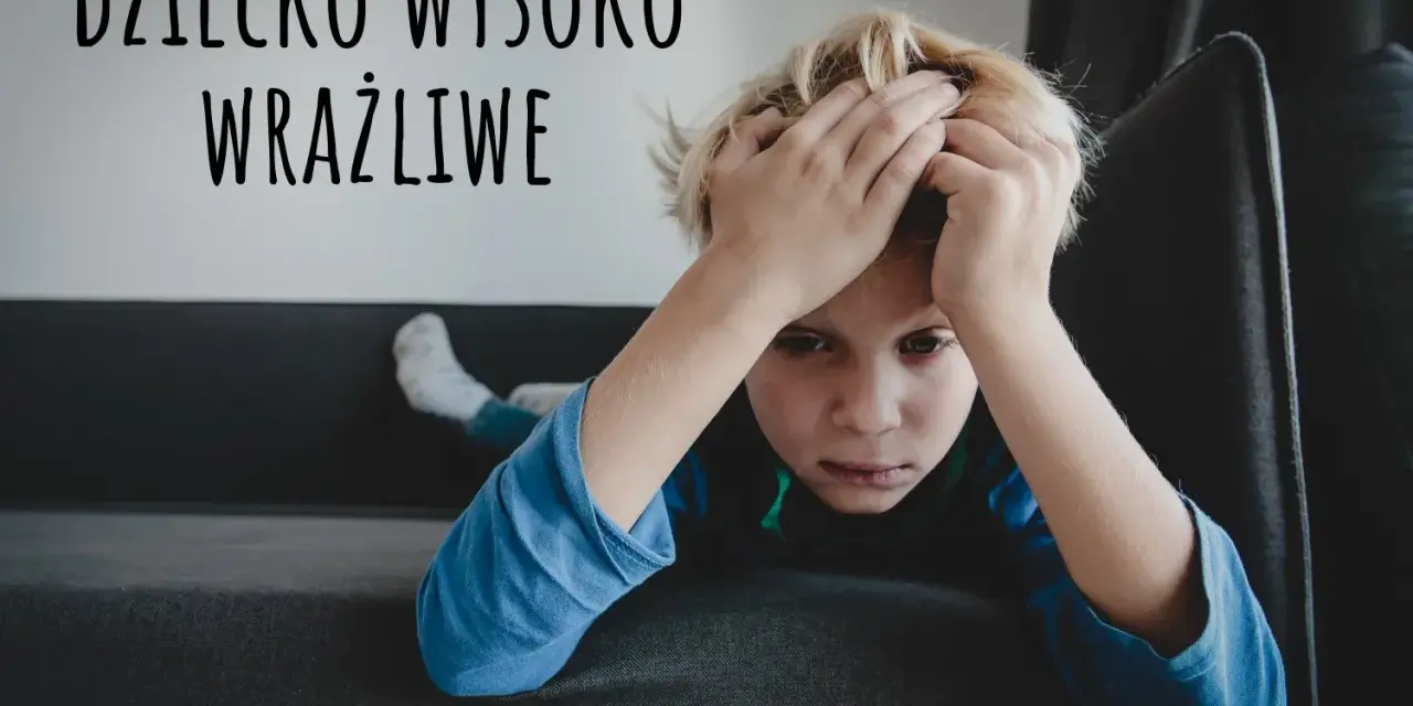 Chłopiec z rękami na głowie, wyrażający smutek. Tekst "Dziecko wysoko wrażliwe" sugeruje, że to objawy dziecka wysoko wrażliwego.