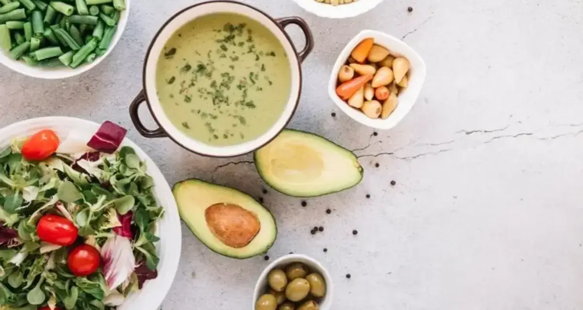 Zielone warzywa, zupa krem, awokado i oliwki – idealne składniki na zdrową dietę dr Dąbrowskiej.