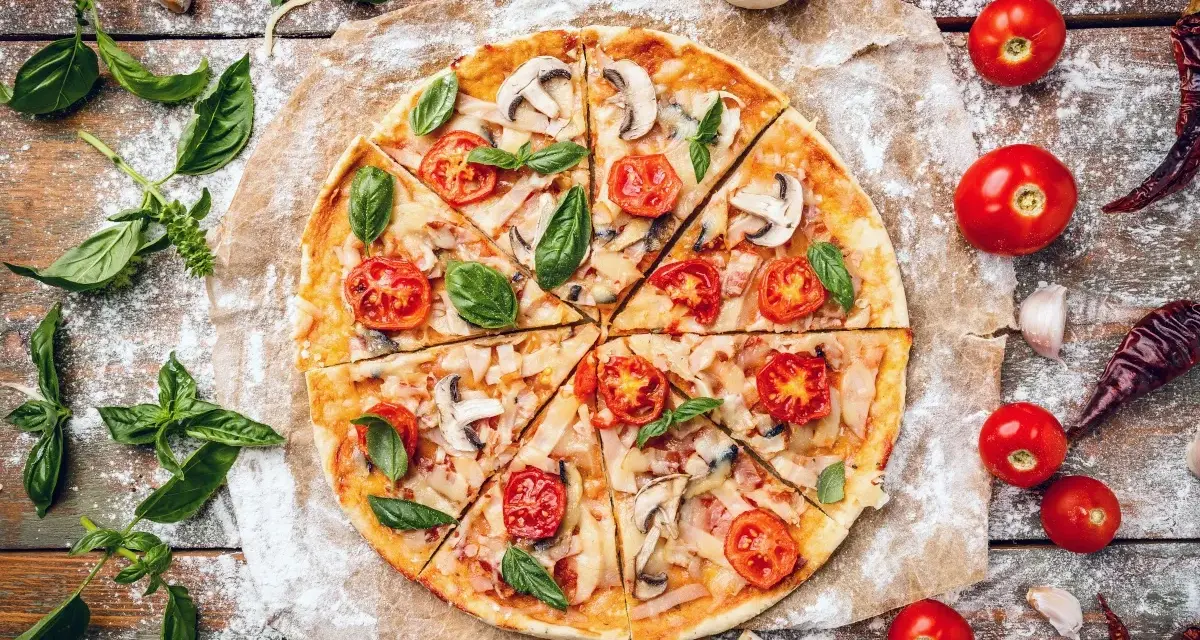 Pyszna pizza dla cukrzyka z pomidorkami, pieczarkami i bazylią. Idealna na zdrowy obiad.
