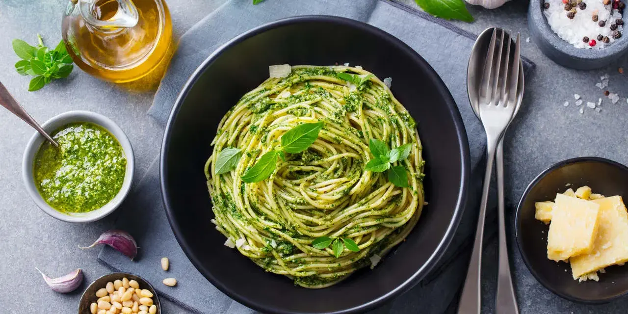 Pyszny, lekkostrawny obiad bez mięsa: spaghetti z domowym pesto, świeżą bazylią i parmezanem. Idealny wybór dla dbających o dietę.
