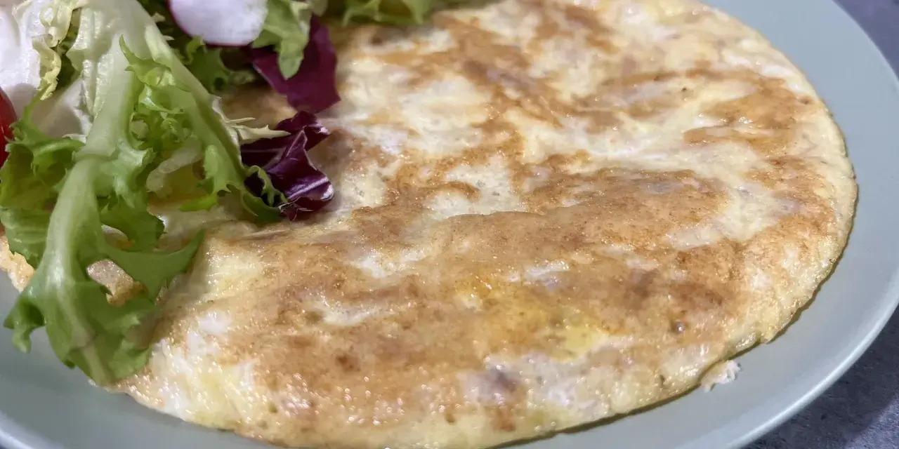 Omlet z sałatką z rzodkiewką. Idealne na lekkie śniadanie, zgodne z zasadami diety SIBO. Przepisy na takie dania są łatwe do znalezienia.