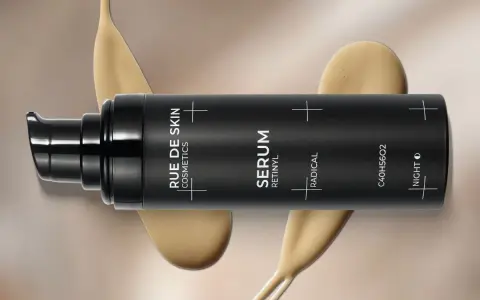 Czarny flakon serum z napisem "SERUM RETINYL". Dookoła rozpływająca się kremowa substancja. Dowiedz się, retinol co to i jak działa.