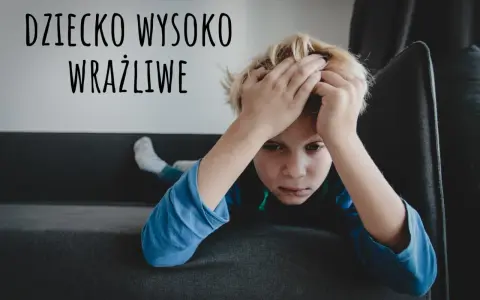 Chłopiec z rękami na głowie, wyrażający smutek. Tekst "Dziecko wysoko wrażliwe" sugeruje, że to objawy dziecka wysoko wrażliwego.