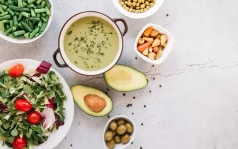 Zielone warzywa, zupa krem, awokado i oliwki – idealne składniki na zdrową dietę dr Dąbrowskiej.