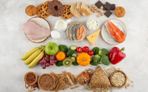 Dieta bezglutenowa: czego nie jeść? Unikaj ciastek, pączków, chleba, makaronu, czekolady. Stawiaj na ryby, mięso, owoce, warzywa, nabiał, ryż, grykę.