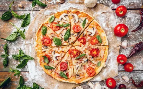 Pyszna pizza dla cukrzyka z pomidorkami, pieczarkami i bazylią. Idealna na zdrowy obiad.