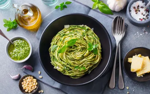 Pyszny, lekkostrawny obiad bez mięsa: spaghetti z domowym pesto, świeżą bazylią i parmezanem. Idealny wybór dla dbających o dietę.