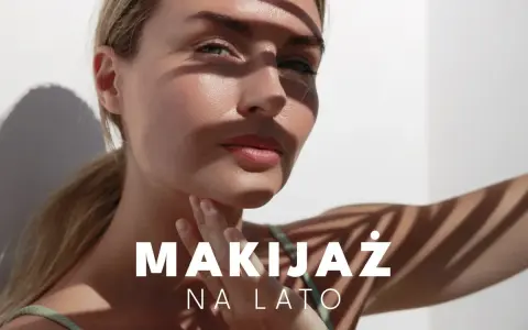 Kobieta z letnim makijażem, cień liści na twarzy. Odkryj makijaż krok po kroku na lato.