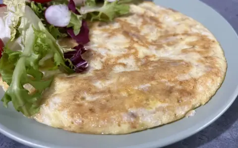 Omlet z sałatką z rzodkiewką. Idealne na lekkie śniadanie, zgodne z zasadami diety SIBO. Przepisy na takie dania są łatwe do znalezienia.