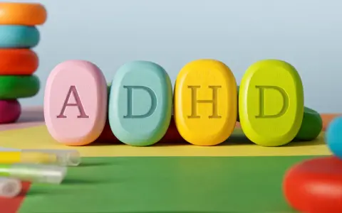 Kolorowe klocki z literami ADHD. Czy ADHD jest dziedziczne? Pytanie, które nurtuje wielu rodziców.