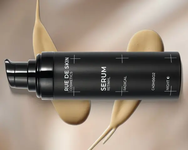 Czarny flakon serum z napisem "SERUM RETINYL". Dookoła rozpływająca się kremowa substancja. Dowiedz się, retinol co to i jak działa.