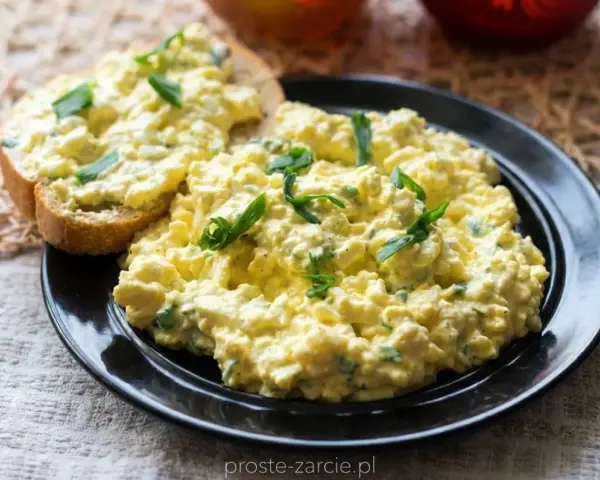 Pyszna pasta jajeczna na kanapce, idealna na śniadanie. Prosty przepis na pastę jajeczną.