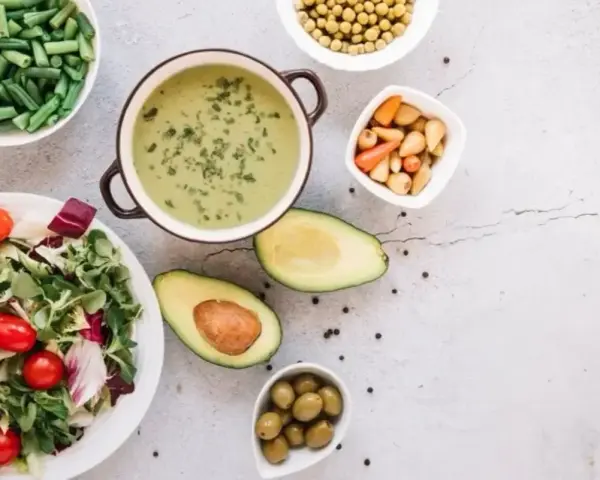 Zielone warzywa, zupa krem, awokado i oliwki – idealne składniki na zdrową dietę dr Dąbrowskiej.