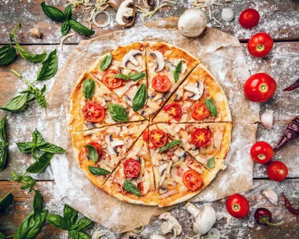 Pyszna pizza dla cukrzyka z pomidorkami, pieczarkami i bazylią. Idealna na zdrowy obiad.