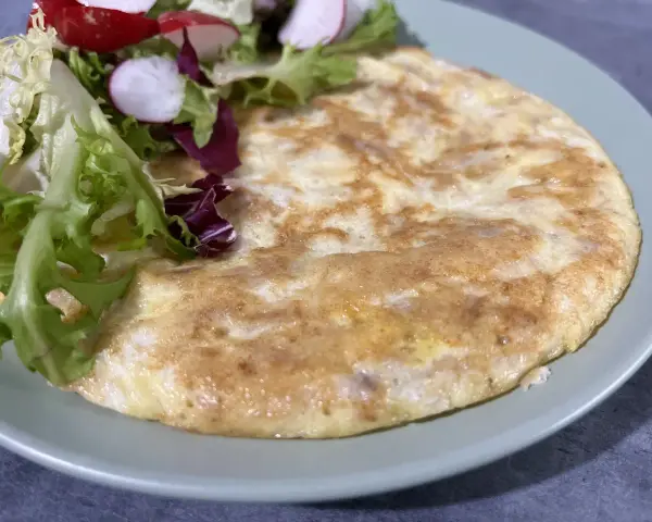 Omlet z sałatką z rzodkiewką. Idealne na lekkie śniadanie, zgodne z zasadami diety SIBO. Przepisy na takie dania są łatwe do znalezienia.