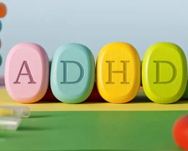 Kolorowe klocki z literami ADHD. Czy ADHD jest dziedziczne? Pytanie, które nurtuje wielu rodziców.