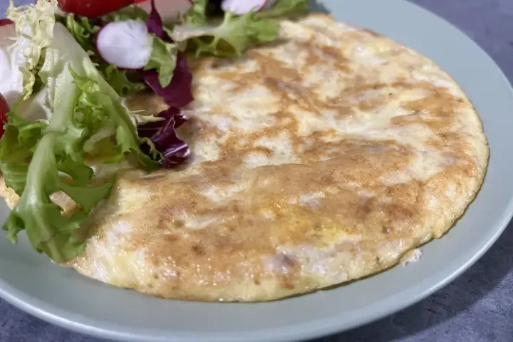 Omlet z sałatką z rzodkiewką. Idealne na lekkie śniadanie, zgodne z zasadami diety SIBO. Przepisy na takie dania są łatwe do znalezienia.