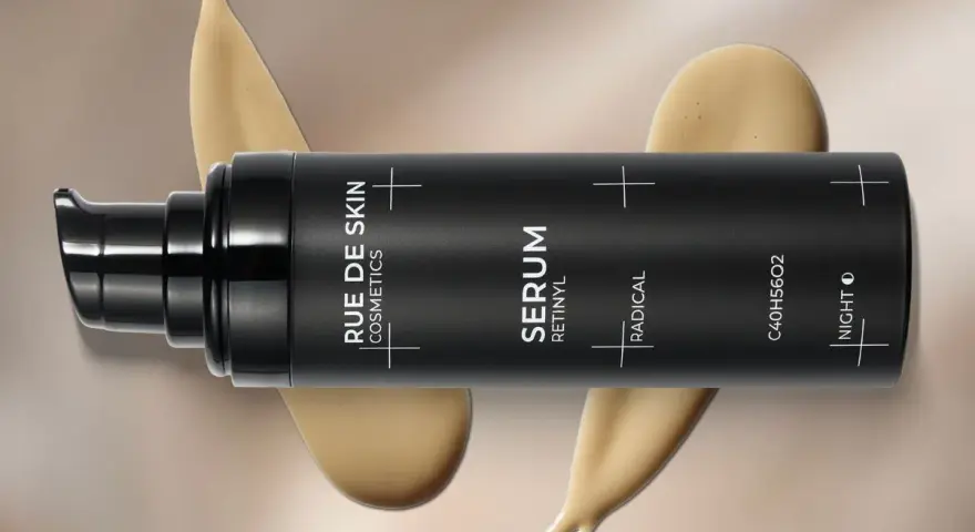 Czarny flakon serum z napisem "SERUM RETINYL". Dookoła rozpływająca się kremowa substancja. Dowiedz się, retinol co to i jak działa.