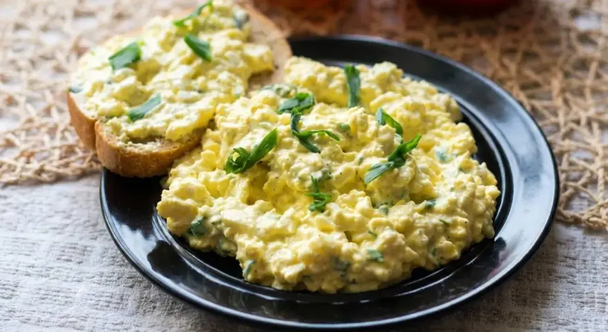 Pyszna pasta jajeczna na kanapce, idealna na śniadanie. Prosty przepis na pastę jajeczną.