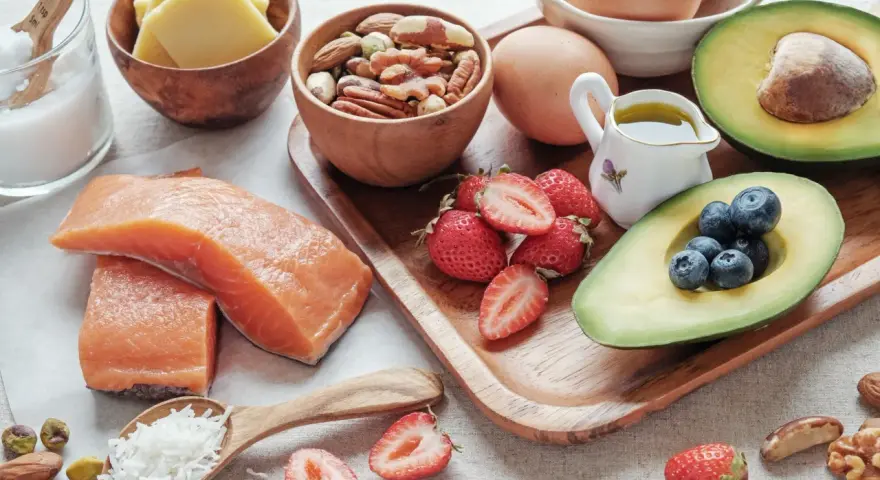 Zdrowe produkty bez węglowodanów: łosoś, awokado, jajka, orzechy, jagody, truskawki i ser. Idealne na keto dietę.