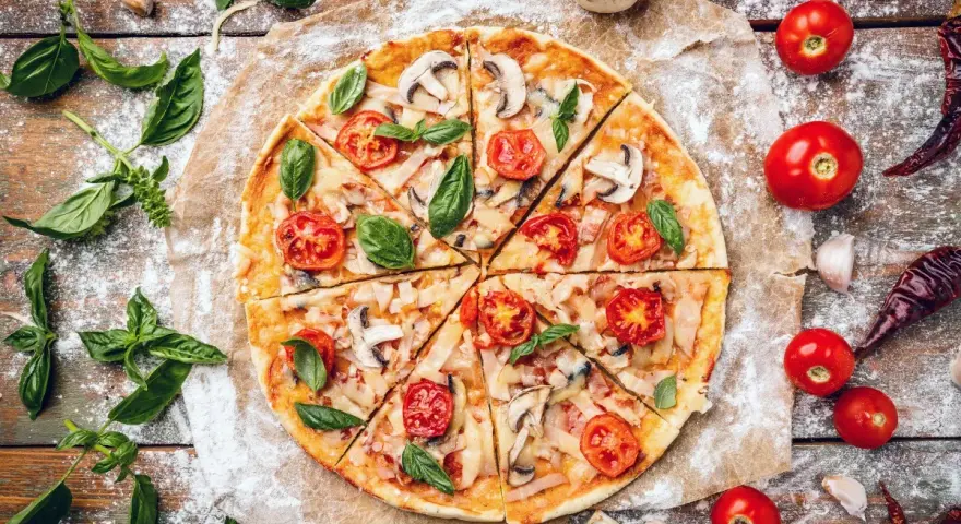 Pyszna pizza dla cukrzyka z pomidorkami, pieczarkami i bazylią. Idealna na zdrowy obiad.