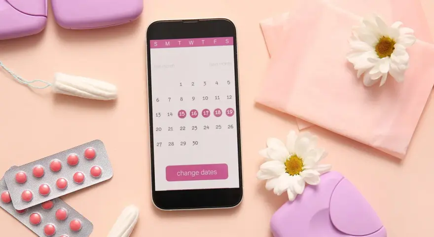 Telefon z kalendarzem, tabletki, tampony i podpaski. Planowanie cyklu, by skrócić okres.