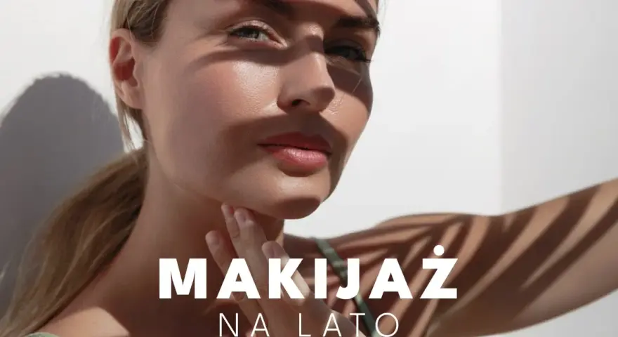 Kobieta z letnim makijażem, cień liści na twarzy. Odkryj makijaż krok po kroku na lato.