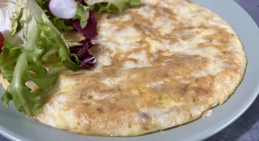 Omlet z sałatką z rzodkiewką. Idealne na lekkie śniadanie, zgodne z zasadami diety SIBO. Przepisy na takie dania są łatwe do znalezienia.
