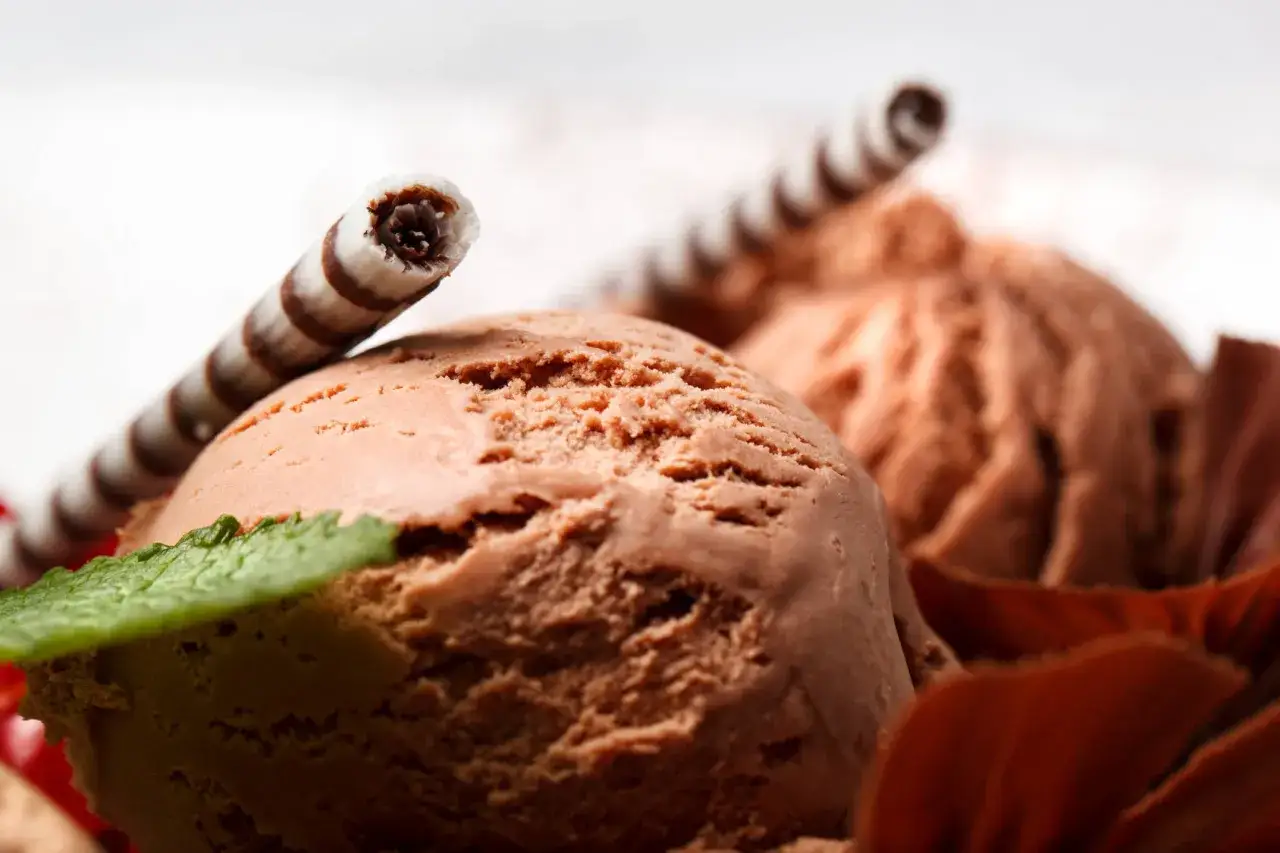 Czekoladowe lody z wafelkami i miętą. Idealne, gdy zastanawiasz się, jak się robi lody.