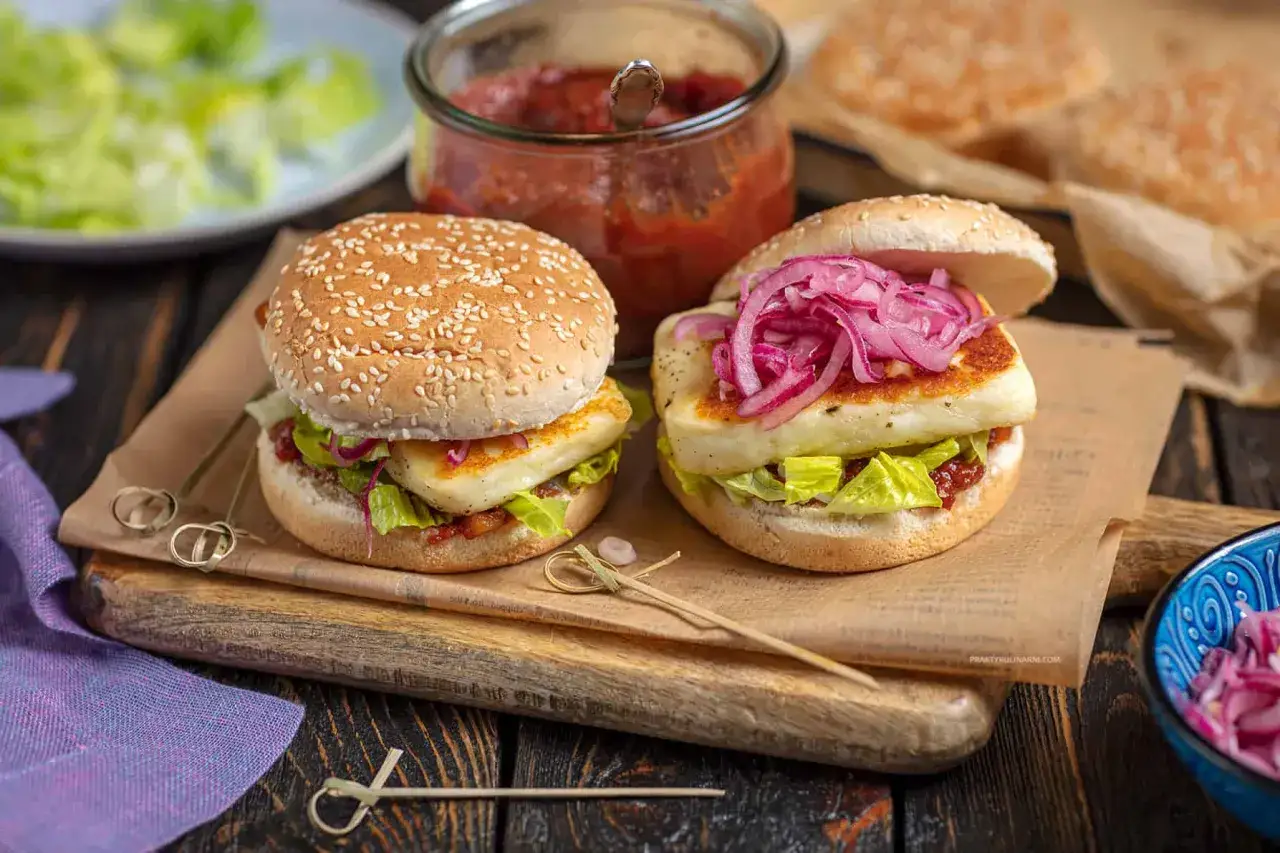 Dwa pyszne burgery z halloumi, sałatą i czerwoną cebulką, gotowe do podania.