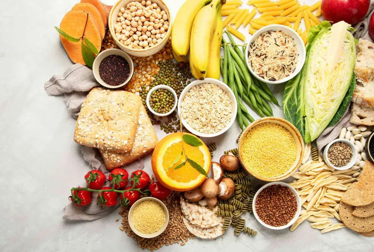 Węglowodany znajdziesz w bananach, pieczywie, makaronach, ryżu, kaszach, płatkach owsianych, batatach i fasoli.
