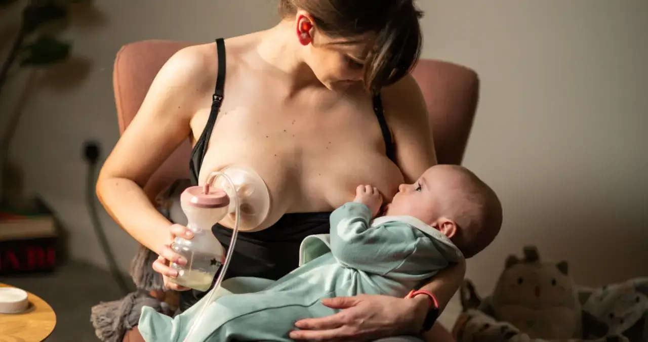 Mama karmi piersią i jednocześnie odciąga pokarm 7-5-3. Dziecko je, a mleko trafia do butelki.