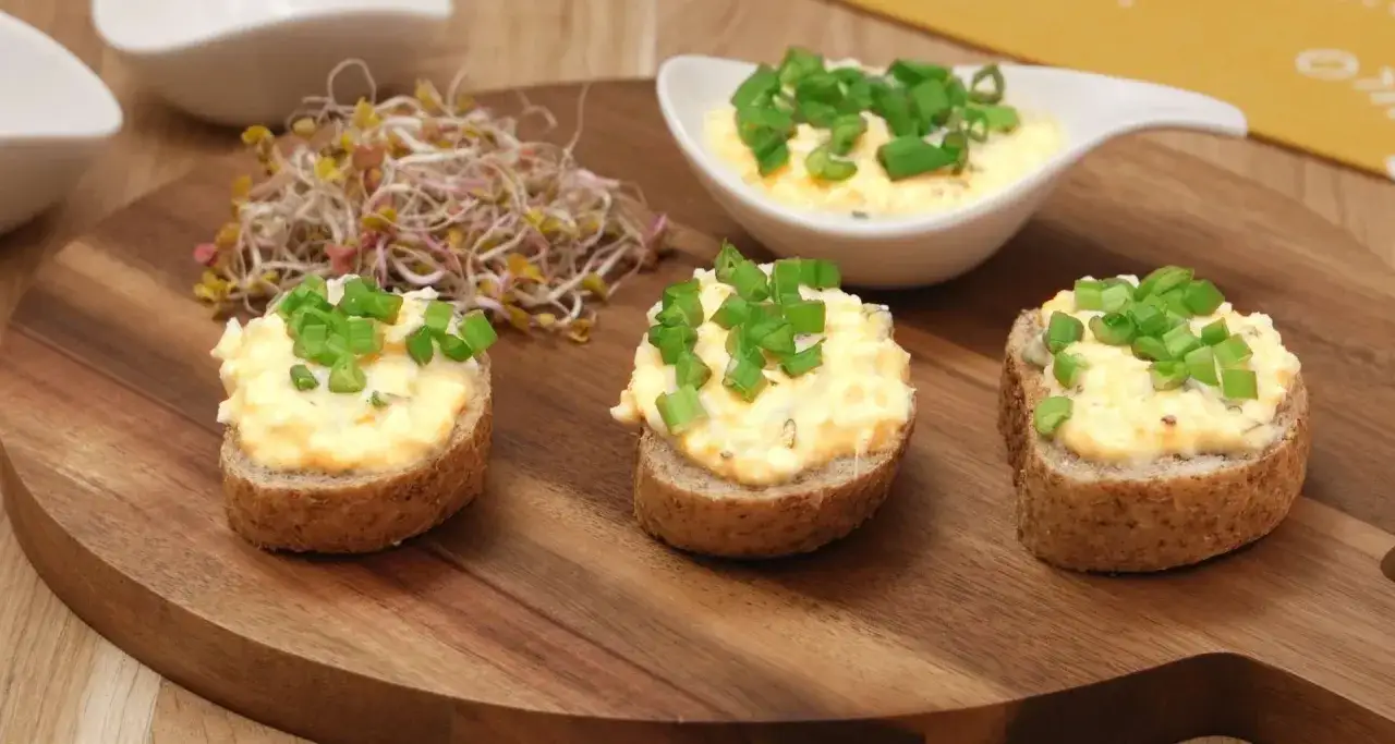 Pyszna pasta jajeczna na grzankach, idealna na śniadanie. Prosty przepis na pastę jajeczną, która zachwyci każdego.
