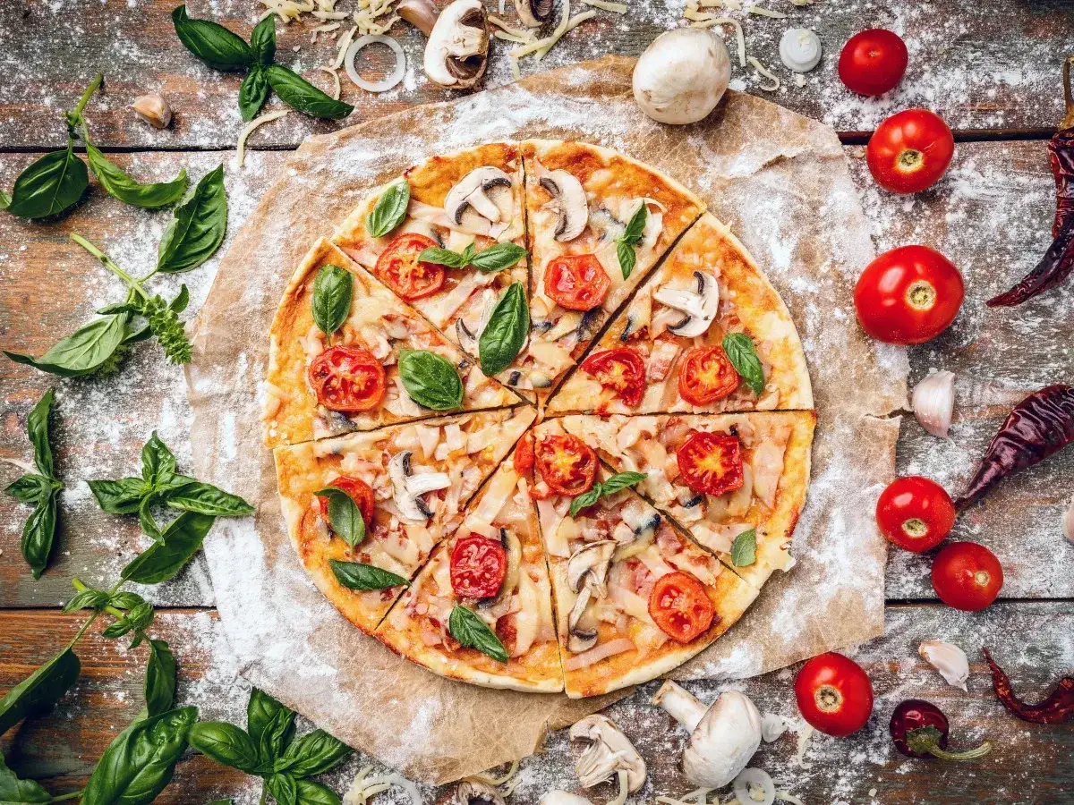 Pyszna pizza dla cukrzyka z pomidorkami, pieczarkami i bazylią. Idealna na zdrowy obiad.