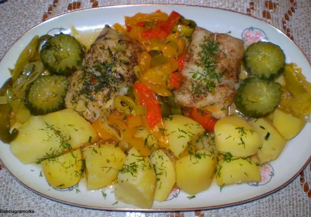 Panga czy zdrowa? Talerz pełen pyszności: pieczony filet z pangi, ziemniaki, papryka i og&oacute;rki kiszone. Smacznego!